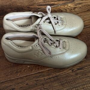 NWOT SUPREMES By Soft Beige Leather Lace-Up Shoes Druze Climate control 9.5W